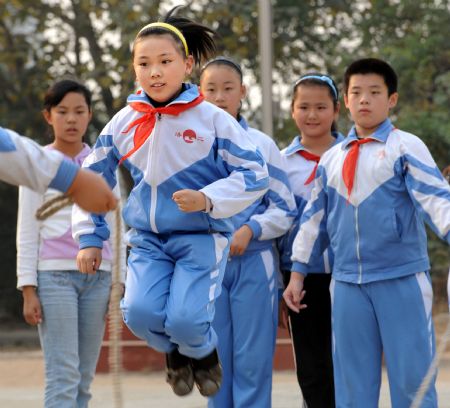 Liu Mengyi (front) plays games with her classmates at their school in Qingdao, east China's Shandong Province, October 26, 2009.