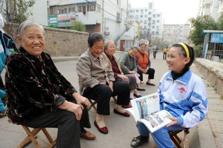 Liu Mengyi (R) visits grannies in the community in Qingdao, east China's Shandong Province, October 26, 2009. 