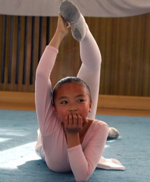 Liang Yuxin does a dancing drill in Harbin, capital of northeast China's Heilongjiang Province, October 18, 2009.