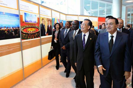 Chinese Premier Wen Jiabao (front L), Egyptian President Hosni Mubarak (front R) and heads of other African states visit the pictorial exhibition on the achievements since 2006 Beijing Summit of Forum on China-Africa Cooperation (FOCAC) in the Egyptian resort of Sharm el-Sheikh November 8, 2009. 