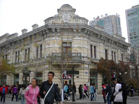 Photo taken by grade three pupil Liang Hao on October 17, 2009 shows a typical Russian-style building, which differs from Chinese architectures with distinctive features, in Harbin, capital of northeast China&apos;s Heilongjiang Province.