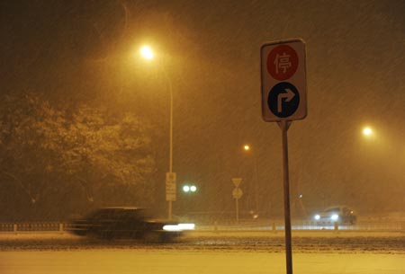 Cars run in snow in Beijing, capital of China, early November 10, 2009.