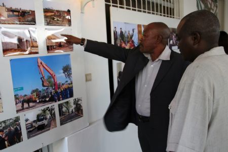 Guests view the displayed photos during a photo exhibition at the Chinese Embassy in Kinshasa, capital of the Democratic Republic of Congo (DRC), November 9, 2009.