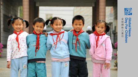 Quintuplet children of Jiao Baocun and his wife Wang Cuiying stand side by side in front of Experimental Primary School of Fengtai District in Beijing on October 29, 2009.