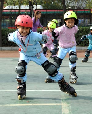 Quintuplets children of Jiao Baocun and his wife Wang Cuiying play roller-skating together at Experimental Primary School of Fengtai District in Beijing on October 29, 2009.