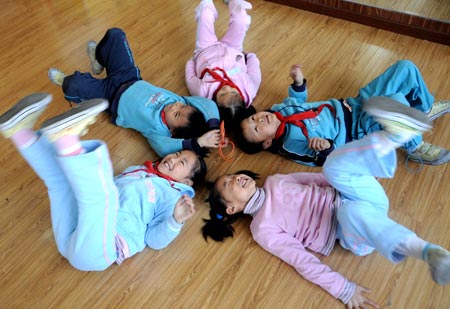 Quintuplets children of Jiao Baocun and his wife Wang Cuiying play together at Experimental Primary School of Fengtai District in Beijing on October 29, 2009. 