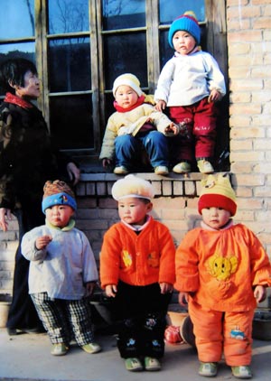 Photo taken on October 30, 2009 shows a photo of quintuplets children of Jiao Baocun and his wife Wang Cuiying when they were young.