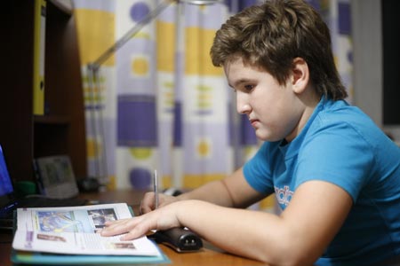 Photo taken on October 26, 2009 shows Dobrynin Denis does homework at home in Moscow, capital of Russia.