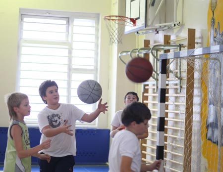 Photo taken on October 26, 2009 shows Dobrynin Denis (2nd, L) and his classmates play basketball during a physical education lesson in Moscow, capital of Russia.