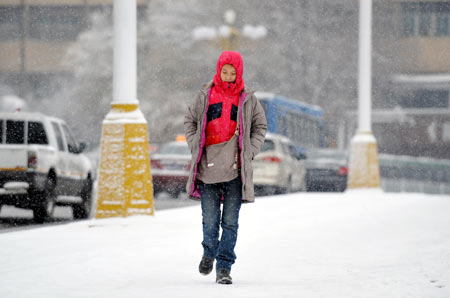 A pedestrian walks in snow on a street in Urumqi, capital of northwest China&apos;s Xinjiang Uygur Autonomous Region, November 10, 2009. Most parts in north and northwest China witnessed a snowfall on Tuesday. 