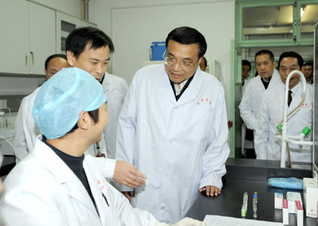 Chinese Vice Premier Li Keqiang (C) gets to know the examining conditions of A/H1N1 flu vaccine during an inspection of the National Institute for the Control of Pharmaceutical and Biological Products in Beijing, capital of China, on November 9, 2009. 