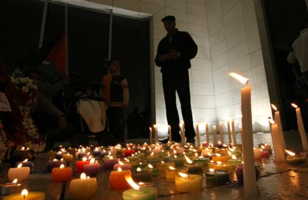 Candles flare at the grave of the late Palestinian leader Yasser Arafat during a vigil marking the fifth anniversary of his death in the West Bank city of Ramallah, November 10, 2009. Yasser Arafat passed away in Paris on November 11, 2004.