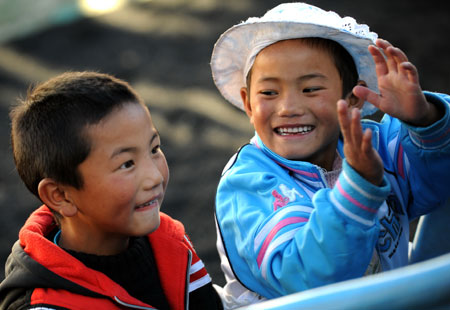 Dainzin Gyayang (L) and his sister Cango play together in the Lijiang Ethnic Orphanage in Lijiang City, southwest China's Yunnan Province, October 24, 2009.