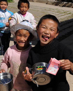 Dainzin Gyayang (R) go to lunch with his sister Cango in the Lijiang Ethnic Orphanage in Lijiang City, southwest China's Yunnan Province, October 25, 2009.