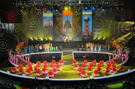 The Cangzhou part of the 12th China Wuqiao International Circus Festival opens in Cangzhou City, north China's Hebei Province, November 11, 2009. 