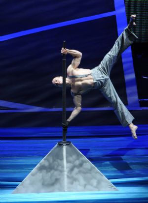 A Canadian acrobat performs at the 12th China Wuqiao International Circus Festival in Cangzhou City, north China's Hebei Province, November 11, 2009.
