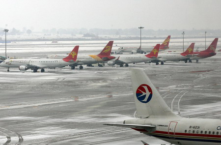 Planes are seen on the parking apron at Xi'an Xianyang International Airport in Xi'an, capital of northwest Shaanxi Province, November 11, 2009. More than 80 flights were delayed and over 10,000 passengers were stranded at the airport, thanks to a heavy snowfall which hit Xi'an on November 11.
