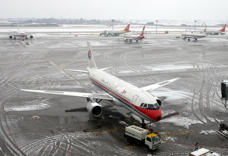 Planes are seen on the parking apron at Xi'an Xianyang International Airport in Xi'an, capital of northwest Shaanxi Province, November 11, 2009. More than 80 flights were delayed and over 10,000 passengers were stranded at the airport, thanks to a heavy snowfall which hit Xi'an on November 11.