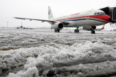 Planes are seen on the parking apron at Xi'an Xianyang International Airport in Xi'an, capital of northwest Shaanxi Province, November 11, 2009. More than 80 flights were delayed and over 10,000 passengers were stranded at the airport, thanks to a heavy snowfall which hit Xi'an on November 11.