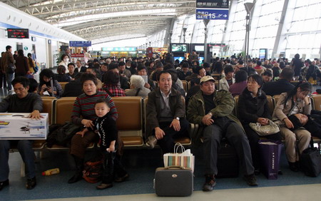 Passengers wait in the departure hall of the Xi'an Xianyang International Airport in Xi'an, capital of northwest Shaanxi Province, November 11, 2009. More than 80 flights were delayed and over 10,000 passengers were stranded at the airport, thanks to a heavy snowfall which hit Xi'an on November 11.