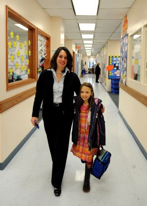 Photo taken on Oct. 27, 2009 shows Sarah (R) and and her mother Michelle arrive at UNIS.(Xinhua/Shen Hong)