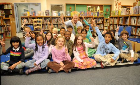 Photo taken on Oct. 27, 2009 shows Sarah (3rd R front), her classmates and teacher in the classroom.(Xinhua/Shen Hong)