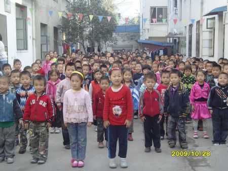 Photo taken by 11-year-old pupil Zhang Ling of grade 6 with the Wang Fang Elementary School shows pupils standing on the playground for doing the exercise during class interval in Hefei, capital of east China's Anhui Province, October 26, 2009. 