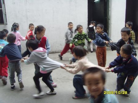 Photo taken by 11-year-old pupil Zhang Ling of grade 6 with the Wang Fang Elementary School shows a group of grade 1 pupils playing games during class interval in Hefei, capital of east China's Anhui Province, October 26, 2009. 