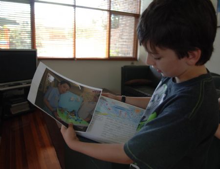 Photo taken on November 3, 2009 shows Jordan Hartman introducing a photo about his design on environmet protection at home in Melbourne of Australia.