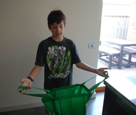 Photo taken on November 3, 2009 shows Jordan Hartman introducing recycling cloth-made bag at home in Melbourne of Australia.