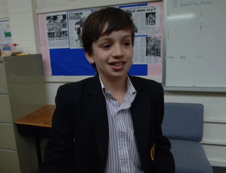 Photo taken on November 4, 2009 shows Jordan Hartman using Chinese to introduce himself at school in Melbourne of Australia.