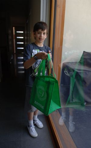 Photo taken on November 3, 2009 shows Jordan Hartman introducing recycling cloth-made bag at home in Melbourne of Australia. 