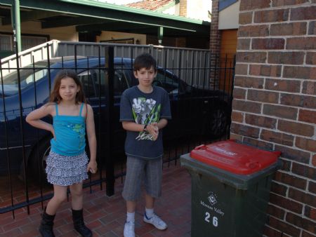 Photo taken on November 3, 2009 shows Jordan Hartman introducing how to utilize daily rubbish with his sister at home in Melbourne of Australia.