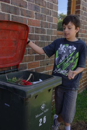 Photo taken on November 3, 2009 shows Jordan Hartman introducing how to utilize daily rubbish at home in Melbourne of Australia.