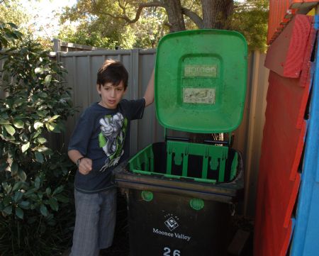 Photo taken on November 3, 2009 shows Jordan Hartman introducing how to utilize daily rubbish at home in Melbourne of Australia.