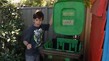 Photo taken on November 3, 2009 shows Jordan Hartman introducing how to utilize daily rubbish at home in Melbourne of Australia.