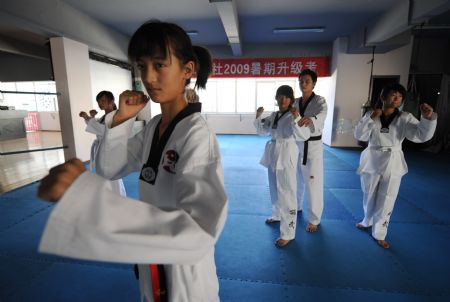 He Siqi practises kickboxing in Lijiang City, southwest China&apos;s Yunnan Province, October 26, 2009.