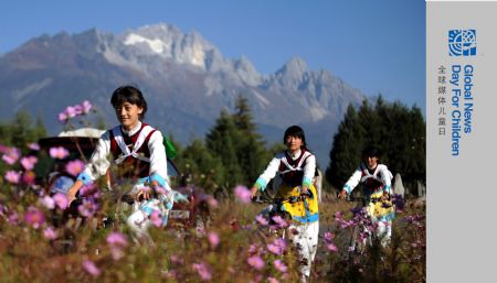 He Siqi (1st L) and her friends are on the journey to popularize environmental knowledge in Lijiang City, southwest China&apos;s Yunnan Province, October 28, 2009. 