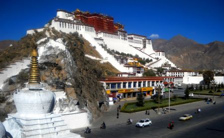 The photo I took on October 31, 2009 shows the beautiful Potala Palace in Lhasa.