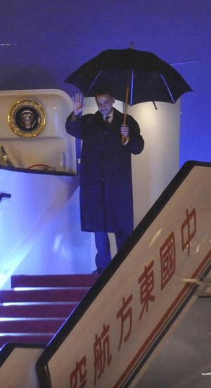 US President Barack Obama arrives in Shanghai on November 15, 2009 to begin his first state visit to China.