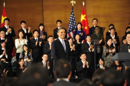 US President Barack Obama(C) arrives at the Shanghai Science and Technology Museum to deliver a speech at a dialogue with Chinese youth during his four-day visit to China, November 16, 2009. 