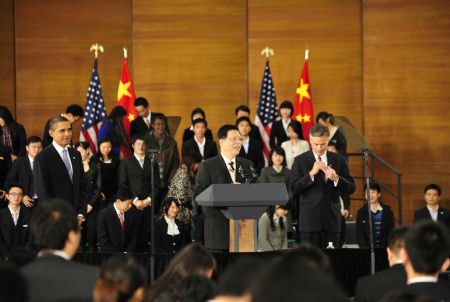 Yang Yuliang(C), president of Fudan University, speaks before US President Barack Obama (L) delivers a speech at a dialogue with Chinese youth at the Shanghai Science and Technology Museum, November 16, 2009.