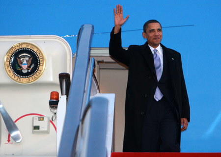US President Barack Obama waves as he steps off Air Force One at the airport in Beijing, capital of China, on November 16, 2009. Obama arrived here Monday afternoon to continue his four-day state visit to China. 