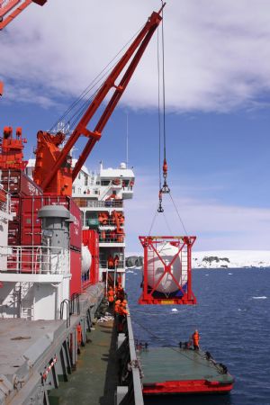 Chinese exploration team unloads an oil tank to a lighter near the Great Wall Station in Antarctic, November 16, 2009. 