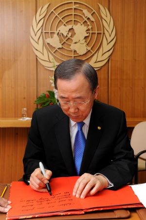 UN Secretary General Ban Ki-moon writes an epigraph for the Universal Children's Day at UN headquarters in New York, November 13, 2009. Ban received an exclusive interview with Xinhua for the Universal Children's Day on November 13.