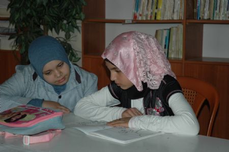 Photo taken on October 29, 2009 shows Sahar Karmo (1st R) reading a book in a library.