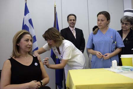 Greek Health Minister Mariliza Xenoyiannakopoulou (L) receives A/H1N1 flu vaccination in Athens, capital of Greece, November 16, 2009.The vaccination program against A/H1N1 flu began in Greece on Monday.