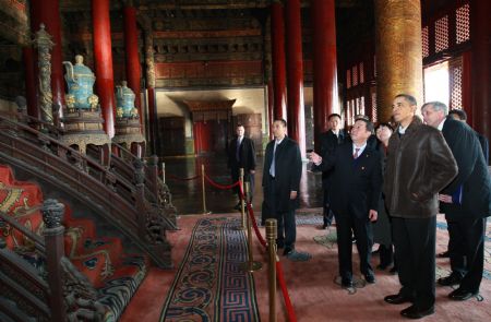 US President Barack Obama visits the Forbidden City in Beijing on November 17, 2009. 