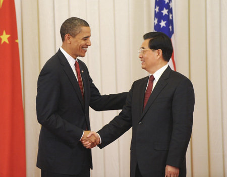 Chinese President Hu Jintao shakes hands with visiting US President Barack Obama after they meet the press at the Great Hall of the People in Beijing on November 17, 2009. 