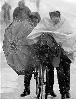 A resident in Hefei, capital of East China's Anhui Province, sends her child to school in heavy snow on Monday. 